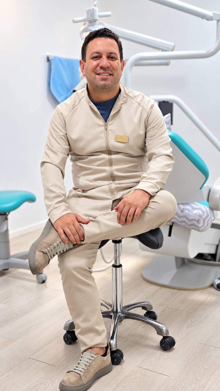 Dr. Vinícius Martins sentado em seu consultório odontológico